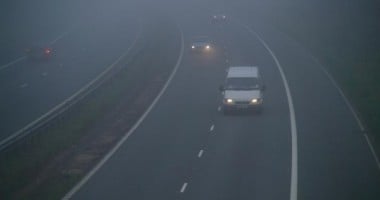 Ceața densă îngreunează circulația rutieră pe majoritatea drumurilor din județ
