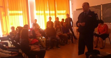 Stire din Eveniment : Ce au discutat jandarmii cu elevii constănțeni