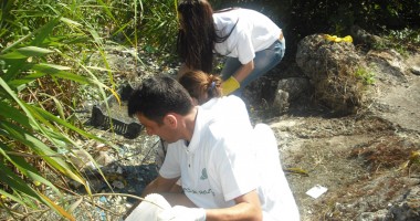 Ce au găsit voluntarii pe malul lacului Tăbăcărie - 3