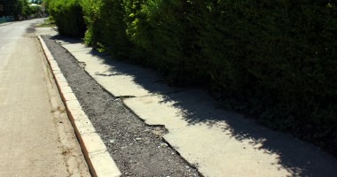 Galerie FOTO. Dezastrul din sudul litoralului: Ce capcane îi așteaptă pe turiști pe faleza din stațiunea Venus - 5