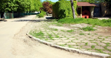 Galerie FOTO. Dezastrul din sudul litoralului: Ce capcane îi așteaptă pe turiști pe faleza din stațiunea Venus - 7