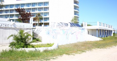 Galerie FOTO. Dezastrul din sudul litoralului: Ce capcane îi așteaptă pe turiști pe faleza din stațiunea Venus - 10