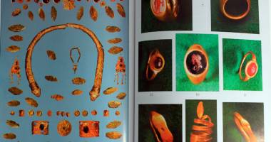 Stire din Cultură-Educație : Comori aduse la lumina zilei. Misterul pietrelor prețioase