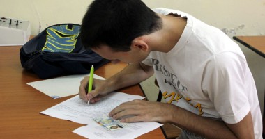Stire din Cultură-Educație : Simulacru de simulare! Îi "doare-n bașcheți" de Bacalaureat