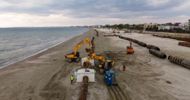Galerie foto. Lucrări de înnisipare și înierbare, pentru salvarea plajelor și falezelor de pe litoral - 3