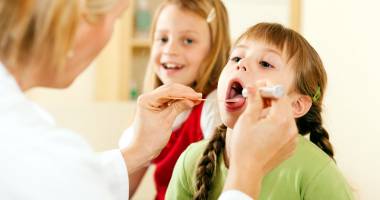 Stire din Sănătate : Ce facem când copilul are febră. Sfaturi utile de la medicul pediatru