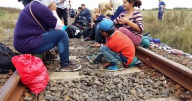 Stire din Actualitate : Poliția cehă renunță la decizia de a scrie numere pe mâinile imigranților din trenuri