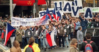 Stire din Actualitate : 30 de ani de la căderea comunismului. Cum a ajuns Cehoslovacia la "Revoluția de catifea" (II)