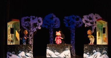 Stire din Cultură-Educație : Teatrul ”Căluțul de Mare” deschide noua stagiune cu spectacolul ”Cei trei purceluși”
