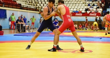 Stire din Sport : Cei mai buni luptători din România au încins atmosfera la Sala Sporturilor