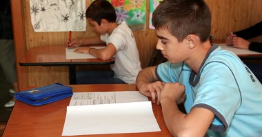 Stire din Cultură-Educație : Cei mai buni elevi constănțeni petrec week-end-ul în bănci