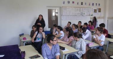 Stire din Eveniment : Cei mici află de la jandarmi cum pot preveni violența