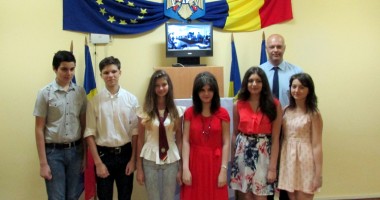 Stire din Cultură-Educație : Cine sunt cei șapte "magnifici" de la Evaluarea Națională