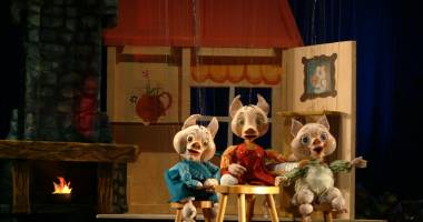Stire din Cultură-Educație : "Cei trei purceluși",  la Teatrul de copii