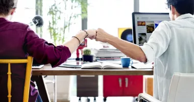Stire din Actualitate : Al 13-lea salariu intră pe card în decembrie. Cine sunt românii norocoși