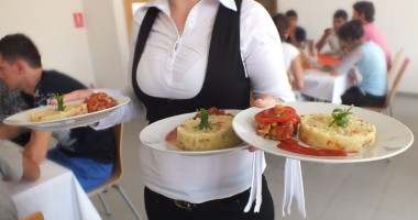 Stire din Economie : Cele mai mici salarii,  în hoteluri și cârciumi