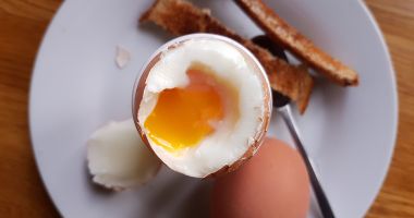 Stire din Sănătate : Cele mai sănătoase ouă sunt cele moi, consumate la micul dejun