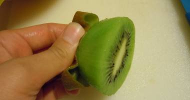 Stire din Fun : VIDEO. Cum cureți un kiwi în doar 3 secunde