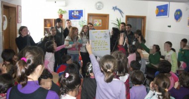 Cadouri de sărbători pentru copiii din centrele de plasament de la Centras Constanța