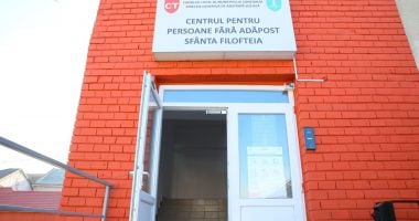 Persoanele fără adăpost sunt găzduite de centrele sociale