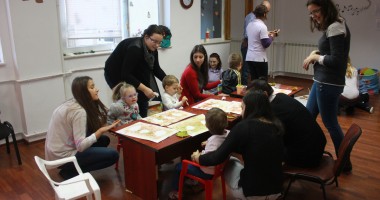 Stire din Sănătate : Cum îi ajută art-terapia pe copiii autiști din Constanța