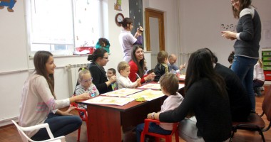 Stire din Sănătate : Cum îi ajută art-terapia pe copiii autiști din Constanța
