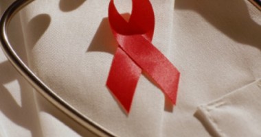 Stire din Social : Fundă umană și lansare de lampioane, în Constanța, în lupta împotriva HIV/SIDA