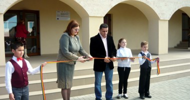 Stire din Politică-Administrație : Centru pentru tineret, inaugurat  în comuna Poarta Albă