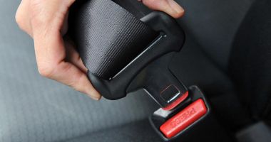 Centura de siguranță, un accesoriu opțional pentru unii șoferi