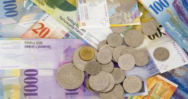 Stire din Economie : Ce pericole implică interzicerea creditării în franci