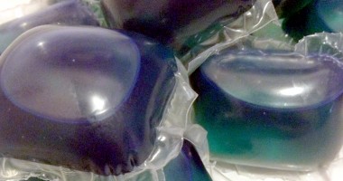 Stire din Social : Ce pericole ascund capsulele de detergent lichid