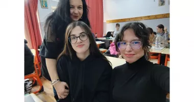 Stire din Cultură-Educație : Două eleve de la Cercul de italiană al Colegiului de Arte, calificate în finala națională a Olimpiadei de limbi romanice