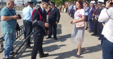 Stire din Social : Cerere în căsătorie, de Ziua Pompierilor, pe faleza Constanței