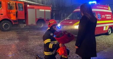 Stire din Actualitate : Cerere în căsătorie inedită la IGSU. Surpriza unui pompier pentru iubita sa, chiar în ajunul Crăciunului