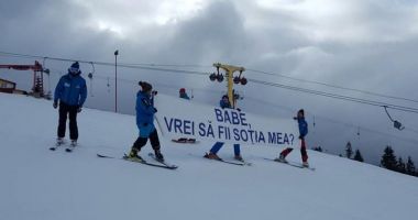 Stire din Eveniment : Cerere în căsătorie unică, pe o pârtie de schi din România