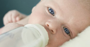 Stire din Sănătate : Ce riscuri implică alimentația artificială a bebelușilor