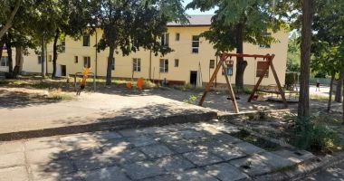 Stire din Politică-Administrație : Continuă modernizarea locurilor de joacă din orașul Cernavodă