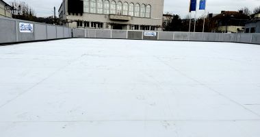 Stire din Politică-Administrație : Primăria Cernavodă a montat un patinoar în aer liber pentru sărbătorile de iarnă