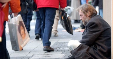 Stire din Eveniment : Cerșetor amendat  cu 100 de lei  de polițiștii de la Transporturi