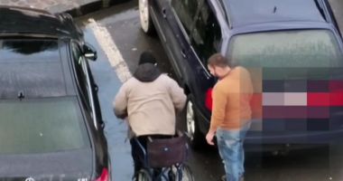 Stire din Actualitate : Un cerșetor în scaun cu rotile s-a ridicat și a umblat bine-mersi, înainte de a urca într-o mașină