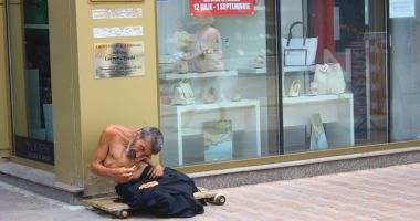 Constanța, raiul cerșetorilor! Au venit  la malul mării să facă un ban peste vară - 4