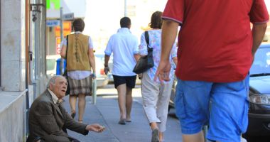 Constanța, raiul cerșetorilor! Au venit  la malul mării să facă un ban peste vară - 5