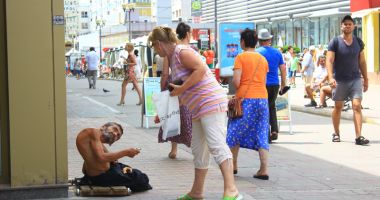 Constanța, raiul cerșetorilor! Au venit  la malul mării să facă un ban peste vară - 6