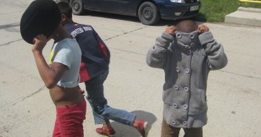 Stire din Eveniment : Părinţi nepăsători. Copii puşi să cerşească printre maşini