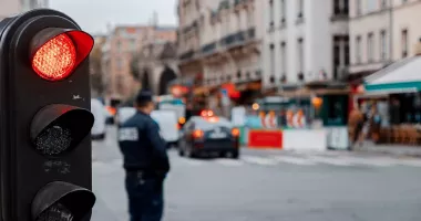 Stire din Actualitate : Exploatați și controlați prin amenințări: români obligați să cerșească la semafoare