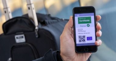 Stire din Actualitate : Protest împotriva certificatului verde: Zeci de persoane s-au strâns în Piața Universității