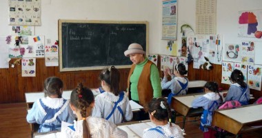 Stire din Cultură-Educație : Ce salariu primește un profesor pensionar