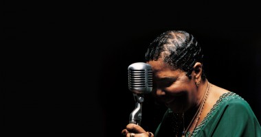 Stire din Actualitate : Cântăreața Cesaria Evora, "diva desculță", a încetat din viață