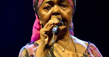 Stire din Monden : Cesaria Evora și-a anulat cele trei concerte în România
