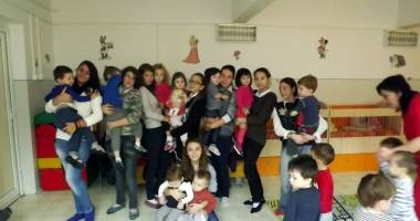 Stire din Cultură-Educație : Ce se întâmplă când elevii de-a VII-a se întâlnesc  cu micuții de creșă